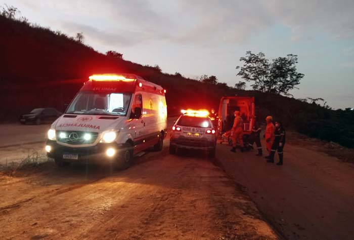 Caminhão tomba na Estrada da Empa