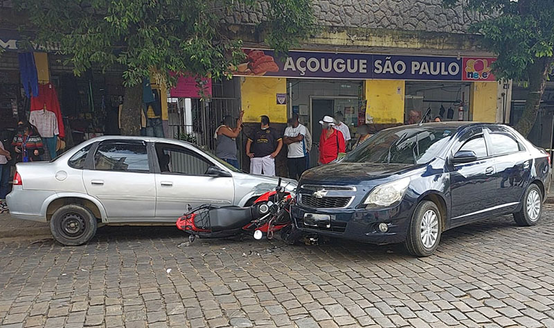 Carro roubado bate em dois veículos enquanto é perseguido pela PM