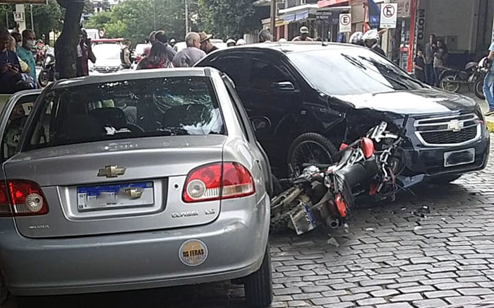 Carro roubado bate em