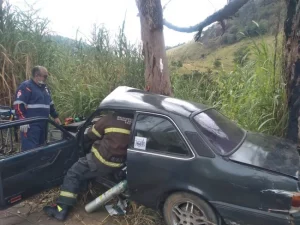 Motorista perde controle da direção