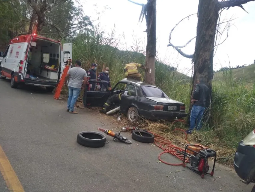 Motorista perde controle da direção e bate em árvore entre Miraí e Guiricema