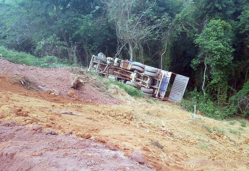 Caminhão tomba na estrada da Empa