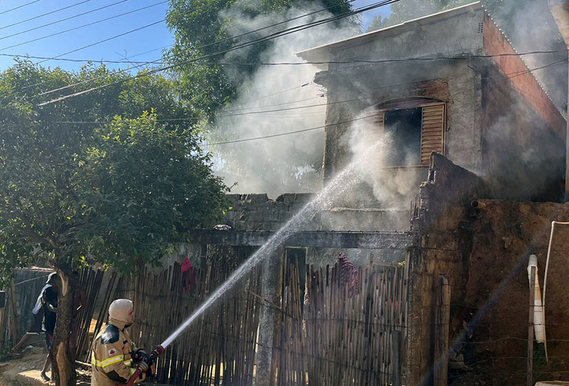 Corpo de Bombeiros extingue fogo em residência no Bairro Riguete