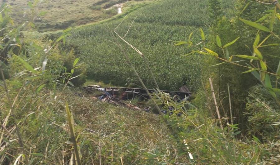 Carreta cai em ribanceira na BR-116 próximo à Serra da Vileta em Leopoldina