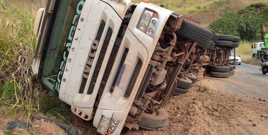 Caminhoneiro sai ileso de acidente na Serra de Argirita