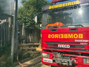 Corpo de Bombeiros extingue fogo