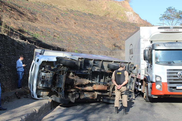 Caminhão com materiais elétricos tomba próximo a túnel em Muriaé