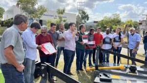 Deputado Fernando Pacheco entrega
