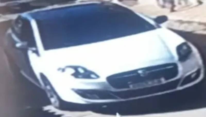 Homem sai do carro nu e corre atrás de crianças em distrito de Leopoldina