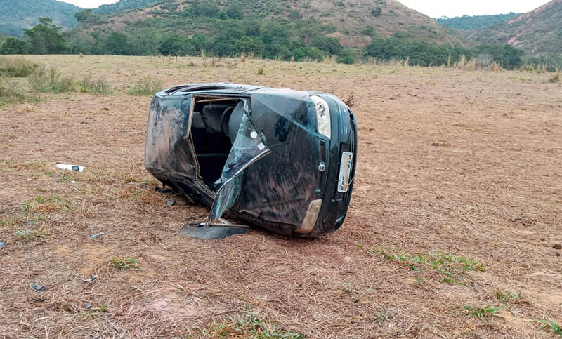 Carro com quatro pessoas capota próximo a estrada da Empa