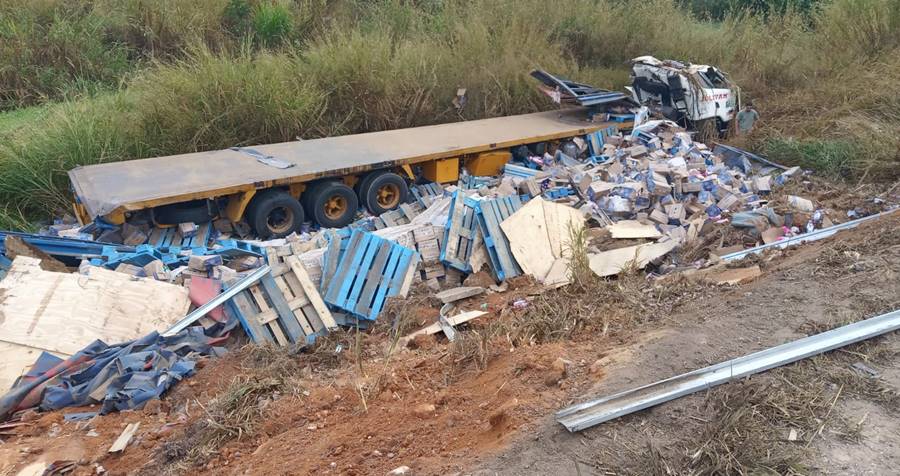 Motorista fica ferido na BR-116 em Leopoldina após carreta tombar