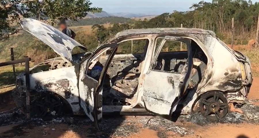Corpo carbonizado é encontrado em carro incendiado em Leopoldina