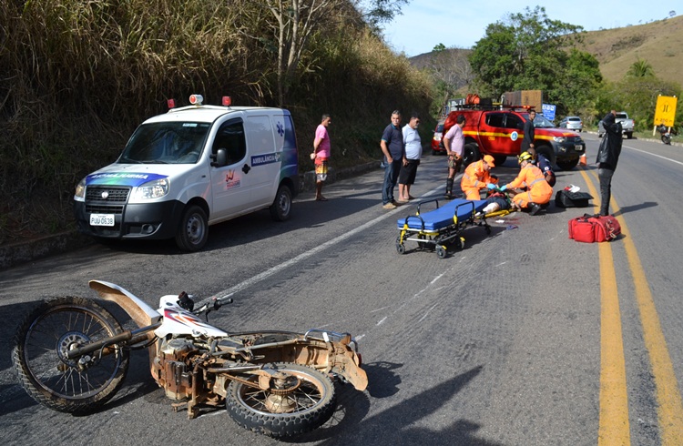 Motociclista fica ferido após bater na lateral de carreta na BR-116, em Muriaé