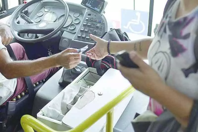 Motorista de ônibus urbano ganha na justiça por acúmulo de funções