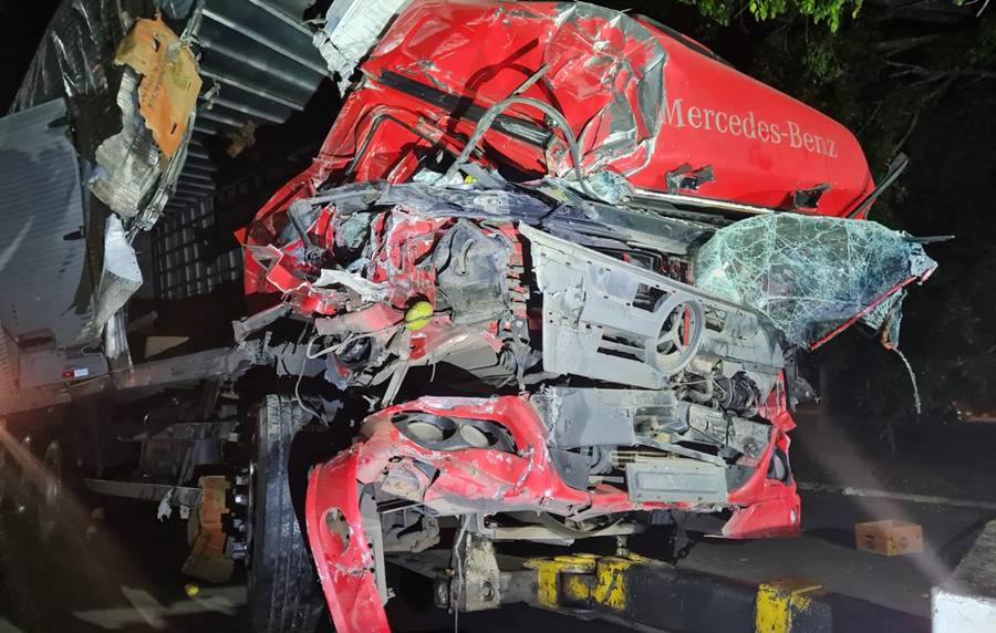 Motoristas saem ilesos após batida entre caminhão e carreta em Além Paraíba