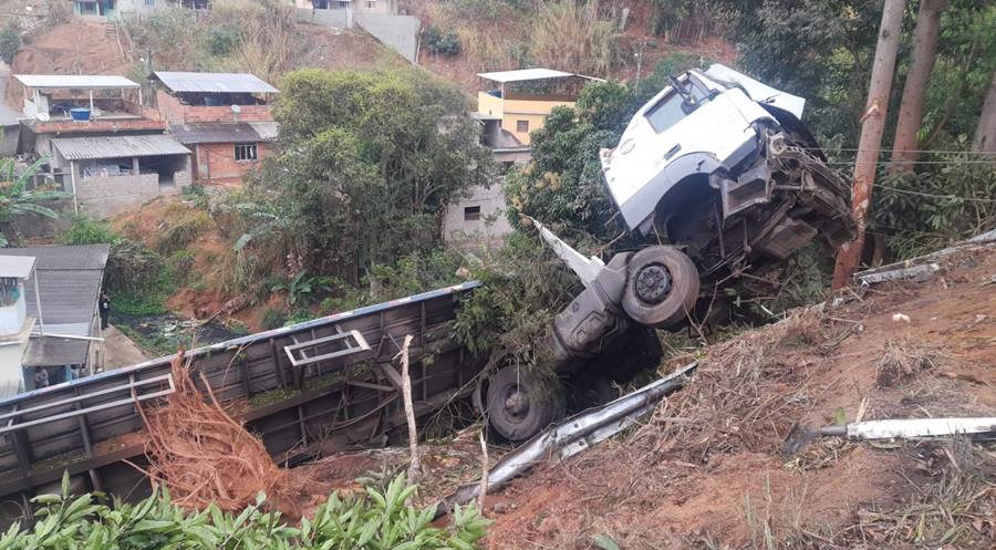 Carreta tomba e motorista fica preso às ferragens na BR-267 entre Bicas e Guarará