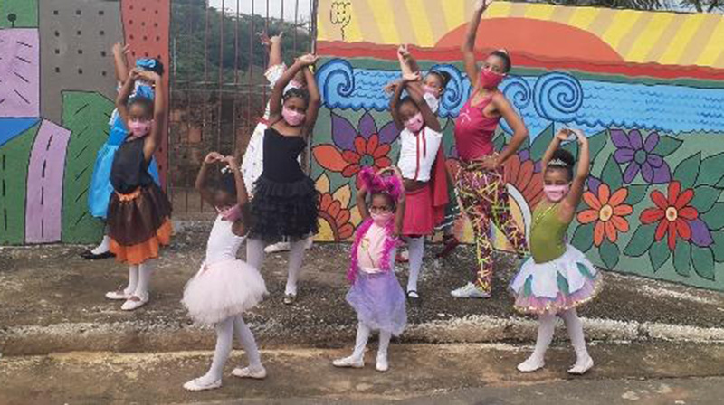 Bailarina de Cataguases ensina dança a crianças carentes