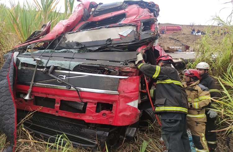 Motorista morre após capotar carreta na BR-116, próximo a Muriaé