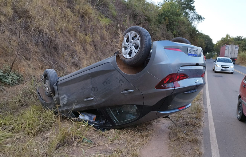 Rapaz é preso após capotar veículo na estrada Cataguases-Leopoldina