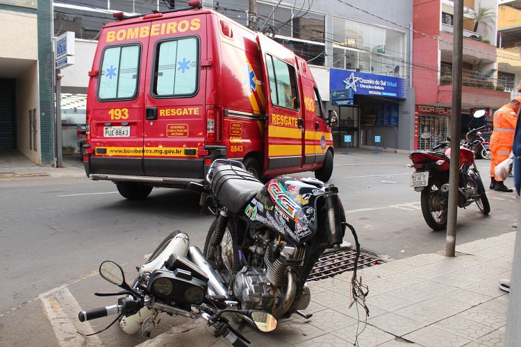 Moto parte ao meio após batida com carro em Muriaé