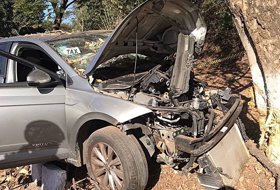 Taxista morre após colidir com árvore na BR-116, em Leopoldina