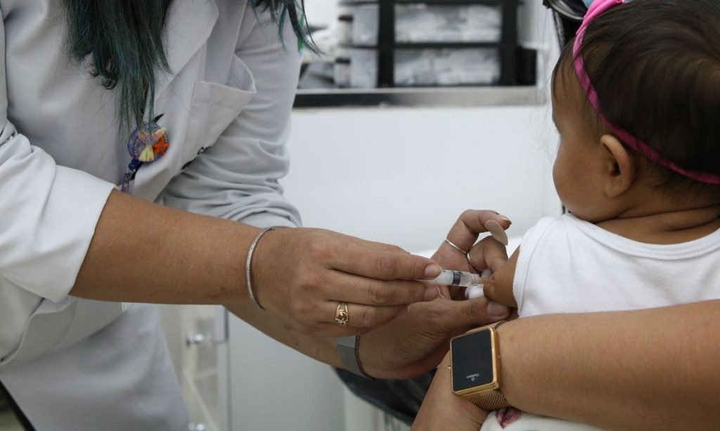 Tem início a campanha de vacinação contra a poliomielite e outras doenças
