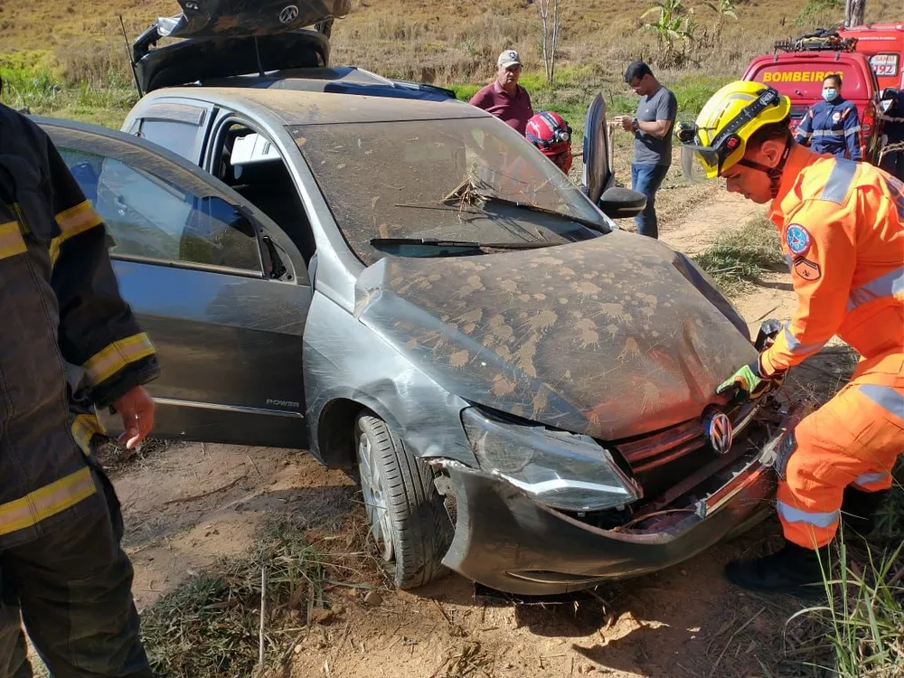 Carro sai da pista e cai em ribanceira na BR-116, em Muriaé