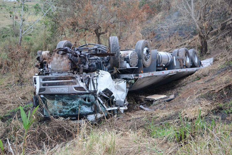 Caminhão capota e cai em ribanceira na BR-116, em Muriaé