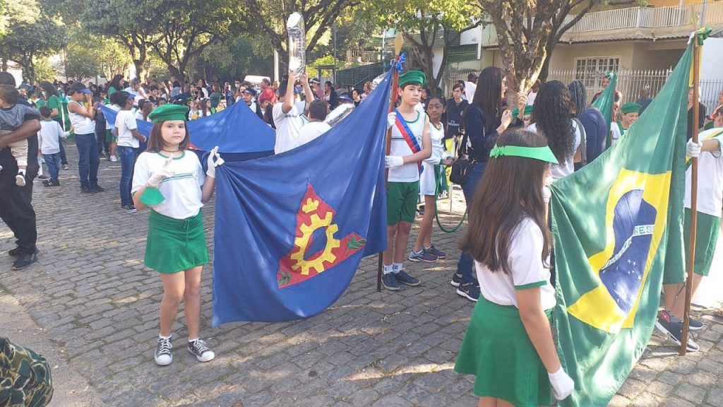 Alunos desfilam em homenagem à Independência do Brasil
