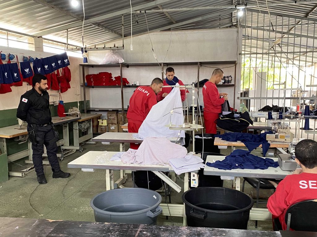 Detentos produzem uniformes para alunos das escolas de Viçosa