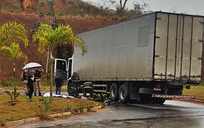 Casal morre após colidir