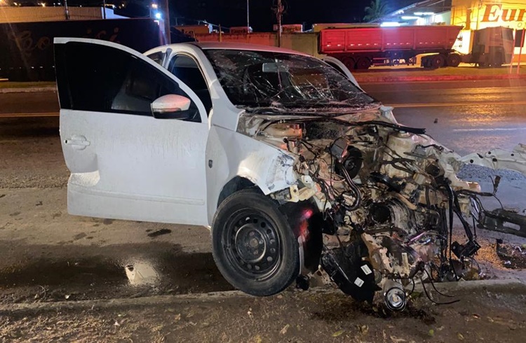 Colisão entre Gol e carreta deixa dois feridos na BR-116 em Muriaé