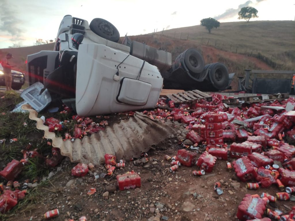 Carreta com carga de cerveja tomba na BR-116, em Muriaé