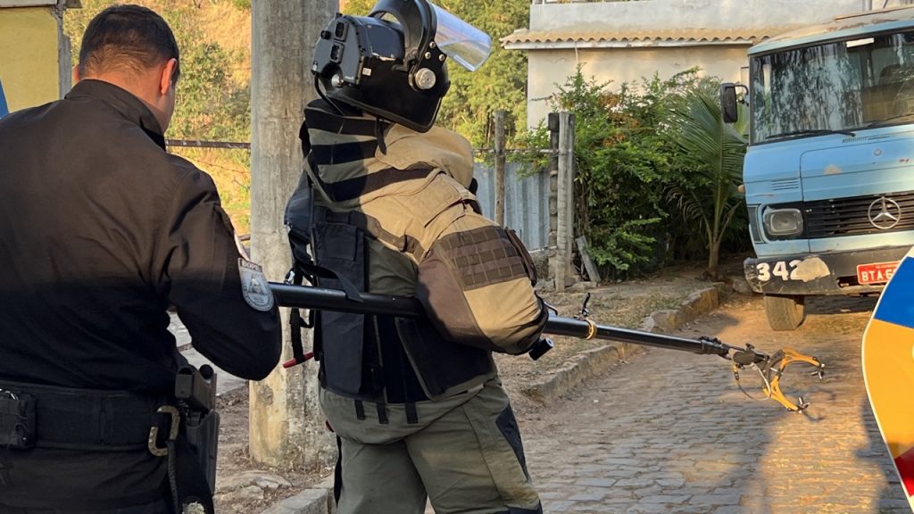 BOPE detona em local ermo explosivo encontrado na Vila Tereza