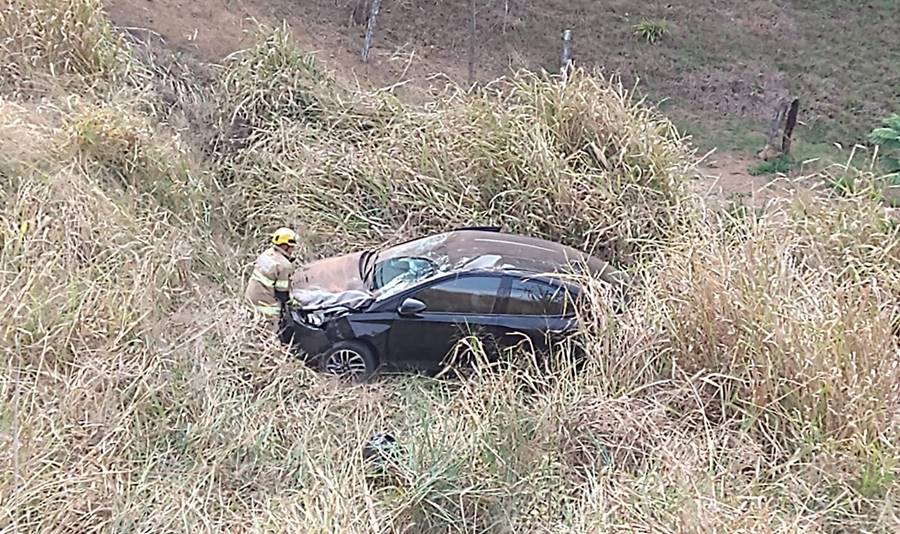 Carro cai em ribanceira e duas pessoas ficam feridas em Leopoldina