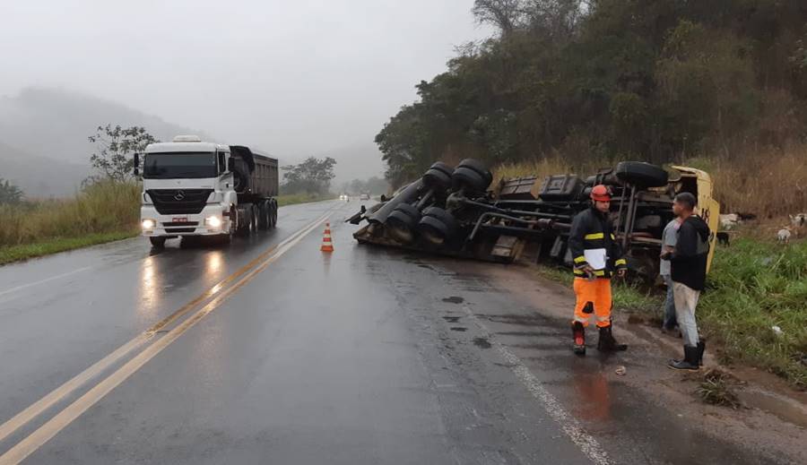 Caminhão com caprinos e frangos tomba na BR-116 em Além Paraíba