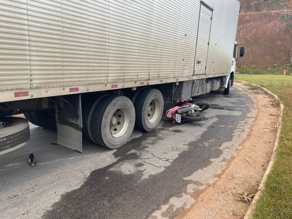 Casal morre após colidir motocicleta em carreta no trevo de Ubá
