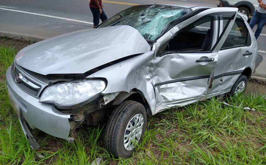 Acidente entre carro e carreta deixa dois feridos próximo a Leopoldina