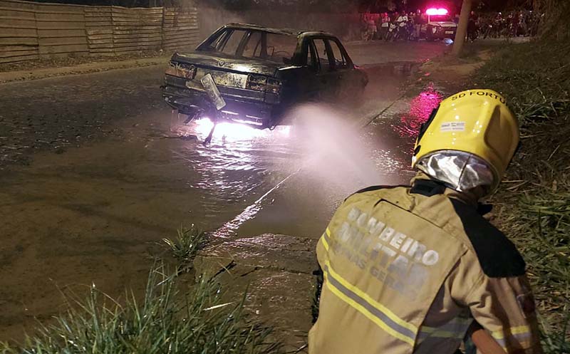 Carro pega fogo no Beira Rio devido a um curto-circuito