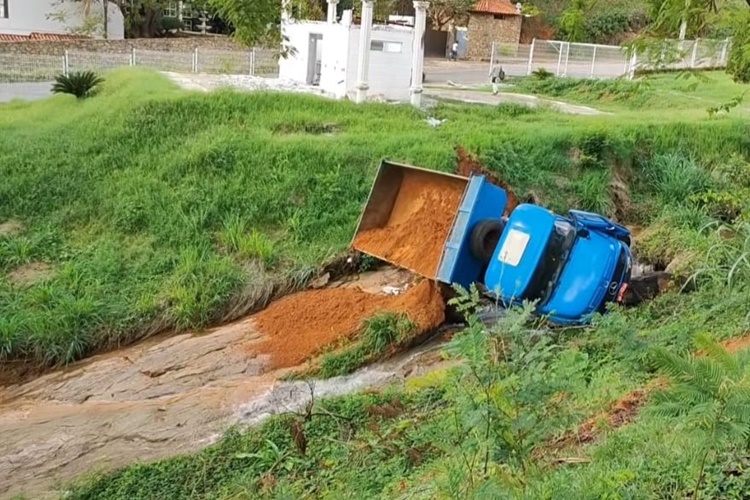 Caminhão perde os freios e cai dentro de ribeirão em Muriaé