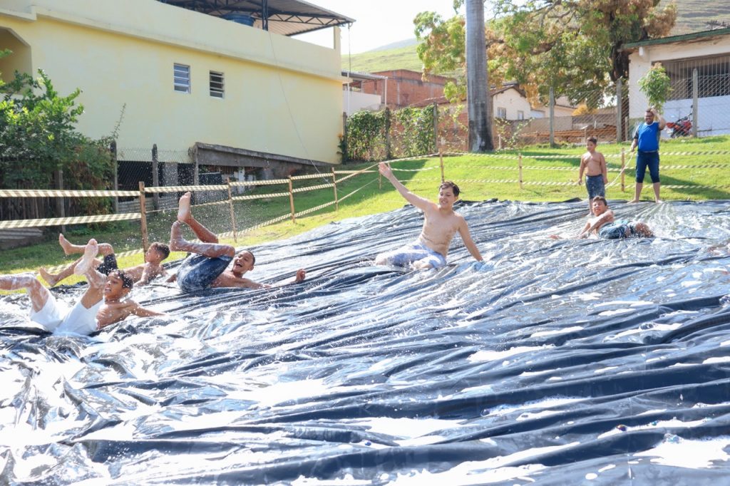 Instituto Reviver faz festa para 980 crianças