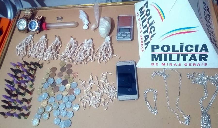 PM em Recreio apreende mais de 400 pedras de crack e prende suspeitos