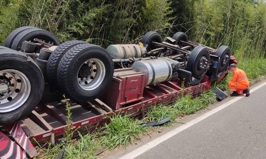 Caminhoneiro morre após acidente na Serra da Vileta