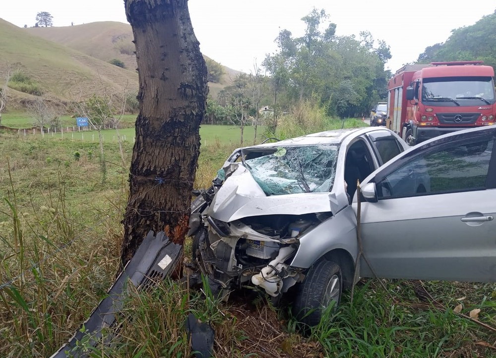 Jovem morre e outros 2 ficam gravemente feridos em acidente em Além Paraíba
