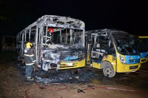 Incêndio destrói três ônibus