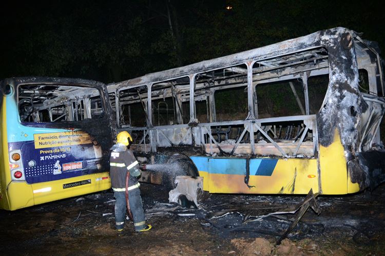 Incêndio destrói três ônibus de empresa em Muriaé