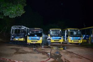 Incêndio destrói três ônibus