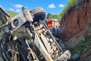 Mulher morre após carreta