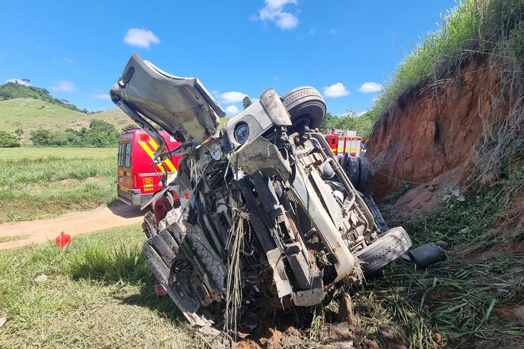 Mulher morre após carreta tombar na BR-116, em Muriaé