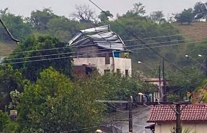 Chuva de granizo cai